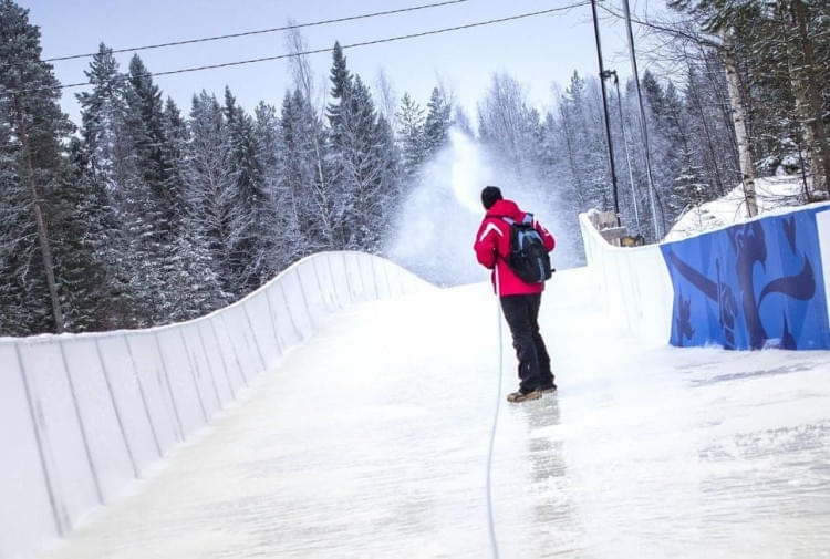 This-is-how-a-630m-natural-ice-cross-track-is-built-in-freezing-Finland