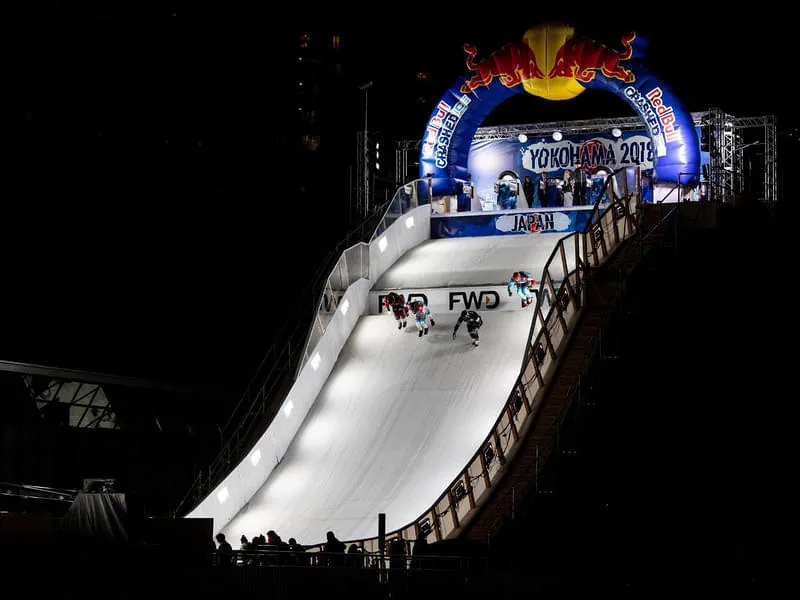 Лучшие кадры Red Bull Crashed Ice в Йокогаме