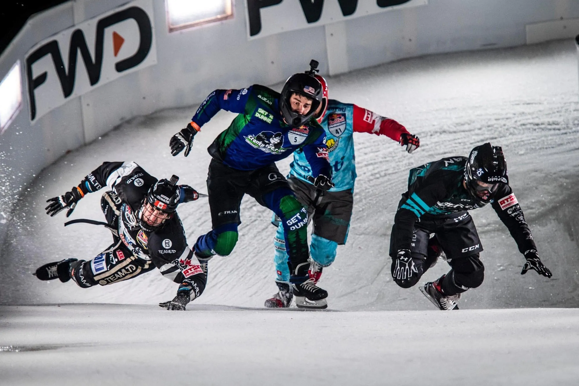 Айс крос. Ред Булл виды спорта. Crashed Ice. Ред Булл на коньках. Скоростной спуск на роликах.
